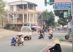 Người phụ nữ nhảy xuống xe ngồi giữa đường, rồi có hành động khiến ai đi qua cũng thắc mắc