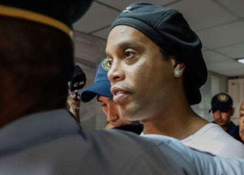 'Ronaldinho ngồi một chỗ trong tù và từ chối ăn sáng'