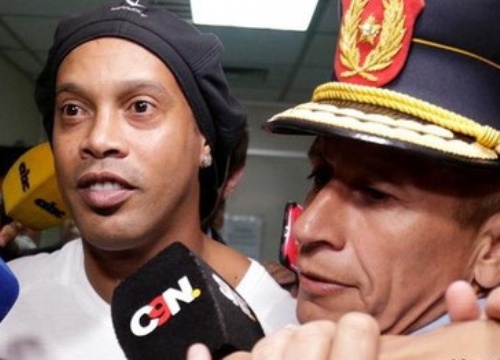 Ronaldinho tiếp tục ở lại trong tù