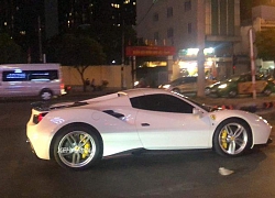 "Rượt đuổi" Ferrari 488 Spider màu trắng cực hiếm tại TP.Hồ Chí Minh