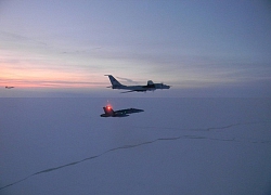 Tiêm kích CF-18 Canada bay vọt lên chặn &#8220;gấu già&#8221; Tu-142