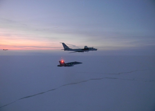 Tiêm kích CF-18 Canada bay vọt lên chặn "gấu già" Tu-142