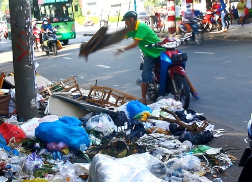 TP.HCM: Vứt rác, tiểu bậy nơi công cộng sẽ bị... "phạt nguội"