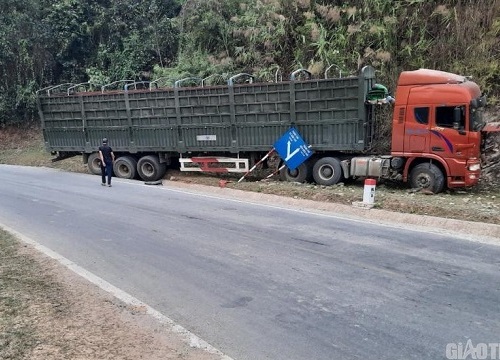 Va chạm với xe đầu kéo, 2 người đi mô tô tử vong thương tâm