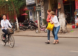 CLIP: Sang đường không nhìn, 2 cô gái bị đâm kinh hoàng, dân mạng phát hiện nguyên nhân thực sự