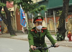 Công an Hà Nội mở nhạc &#8216;Ghen Cô Vy&#8217;, đạp xe tuyên truyền chống dịch Covid-19, người dân nhiệt tình thả tim