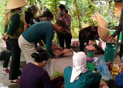 Cả thôn 'giải cứu thực phẩm' cho đôi trẻ Hải Phòng hoãn đám cưới vì Covid-19