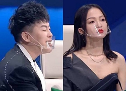 Hình ảnh gây sốt Weibo: Dàn HLV và thí sinh show thực tế đeo "khẩu trang dã chiến" giữa đại dịch COVID-19