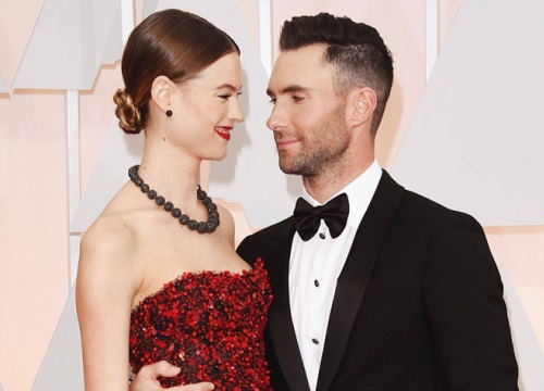 Rộ tin Adam Levine và bà xã thiên thần Victoria's Secret kém chục tuổi chuẩn bị ly dị, lý do là gì?