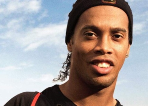 Ronaldinho ghi 5 bàn để vô địch giải futsal trong tù