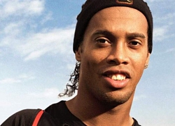 Ronaldinho thể hiện kỹ thuật khi chơi futsal trong tù