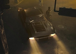 The Batman: Biểu tượng dơi được sắp xếp một cách tinh tế vào Batmobile!