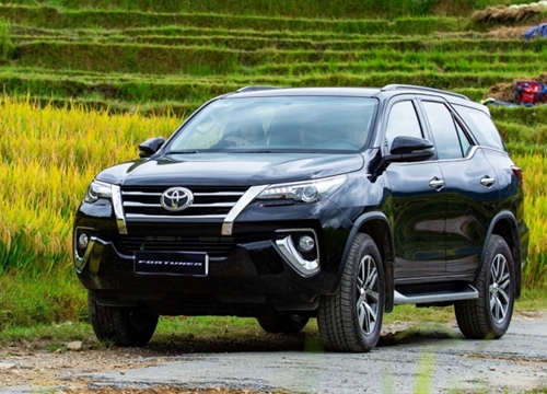 Toyota Innova, Fortuner... ồ ạt giảm giá mùa dịch