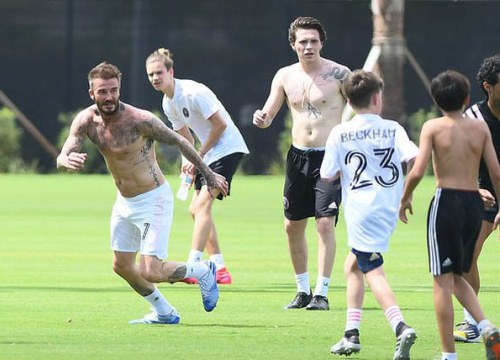 Beckham cởi trần đá bóng, khoe thân hình săn chắc ở tuổi 44