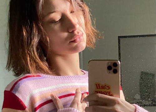 Bella Hadid liên tục đăng ảnh ngực trần gây 'bão' mạng