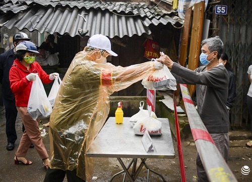 Hà Nội: Mỗi ngày, người dân trong khu cách ly đều được tiếp tế thực phẩm tươi ngon