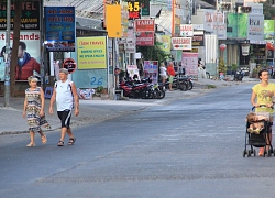 Khách quốc tế không mang khẩu trang tản bộ, tắm biển ở Nũi Né mùa dịch Covid-19