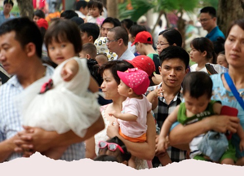 Ngạc nhiên nhìn hình ảnh bố "còng" tay mình vào tay con gái trên tàu điện ngầm, biết nguyên do ai nấy xuýt xoa khen ngợi người bố