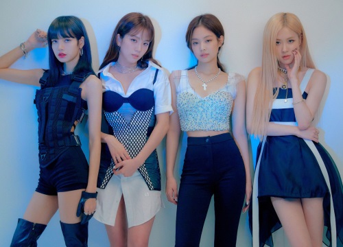 Nhân viên YG tiết lộ BLACKPINK chưa từng có nhân viên nam, lý do xuất phát từ nhan sắc đẹp "động trời" của 4 nàng?