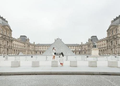 Paris hoa lệ hóa 'thành phố ma' sau ngày đầu phong tỏa vì dịch Covid-19