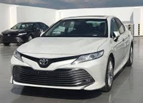 Toyota Camry giảm giá hàng chục triệu đồng tại đại lý trước sức ép của Mercedes-Benz C 180 và loạt sedan hạng D dồn dập khuyến mại