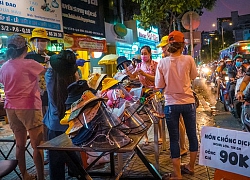 Người Sài Gòn đổ xô ra đường mua nón chống dịch Covid-19: 'Đẹp và an toàn'