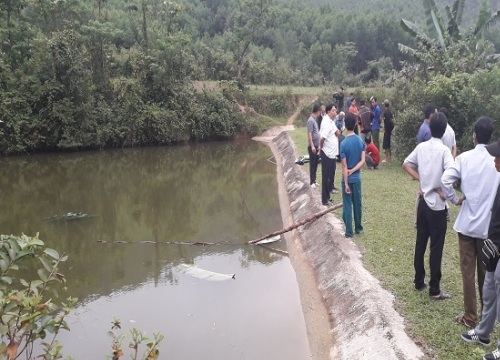 Trượt chân ở đập nước, 2 anh em chết đuối thương tâm