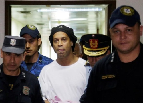 Cựu tuyển thủ Brazil chỉ trích Ronaldinho là kẻ ngu ngốc