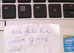 Đang bực tức vì chiếc ô tô đỗ bên cạnh chắn lối, nhưng nội dung viết trong mảnh giấy cài ở nắm cửa khiến nữ tài xế bật cười vui vẻ