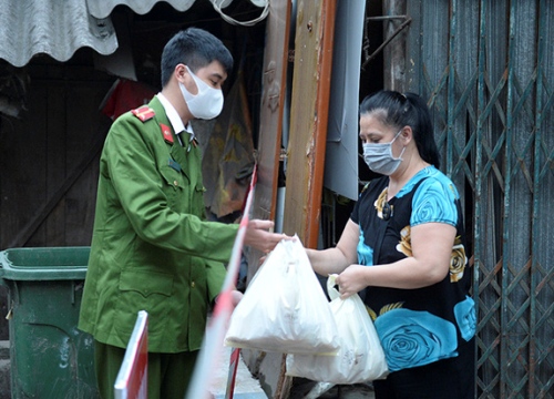 Hà Nội: 20.000 người từ nước ngoài về, dân nên ở nhà chống Covid-19