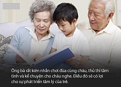 Hình ảnh ông nội và ông ngoại ngồi như tượng sáp nhìn chằm chằm vào chiếc cũi khiến ai nấy phải bật cười thích thú