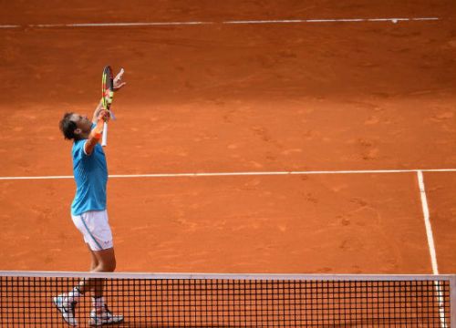 Hoãn mùa đất nện vì Covid-19: Nadal hay Djokovic đua số 1 bất lợi hơn?