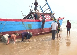 Quảng Ngãi: Tàu cá bị "giăng lưới" nơi cửa biển