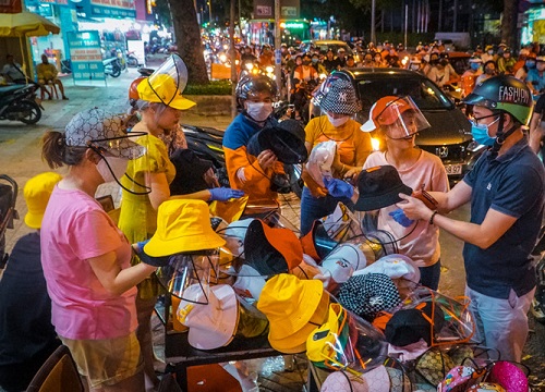 'Tài khoản chỉ còn 200.000 đồng tôi vẫn đóng góp chống dịch'