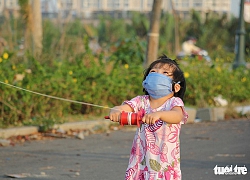 Trẻ em thời COVID-19: đeo khẩu trang chơi thả diều