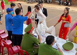 Đám cưới mùa dịch: Cô dâu chú rể cùng họ hàng 2 bên xếp hàng chờ đo thân nhiệt trước khi vào hôn trường