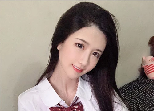 Đẹp như "thần tiên tỷ tỷ", cô nàng streamer cứ lên sóng chơi game, thay đồ là thu hút cả nghìn người xem