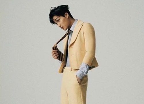 Kai (EXO) mặc đồ Gucci giống người yêu cũ trên tạp chí