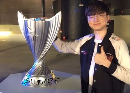 LCK tạm nghỉ thì làm gì? 'Lên mạng sống ảo khoe cup chứ làm gì' - Faker said