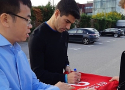 Luis Suarez ký tặng áo đấu tặng Văn Toàn