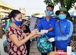 Người Quảng Nam đổi rác thải lấy đồ chống dịch Covid-19