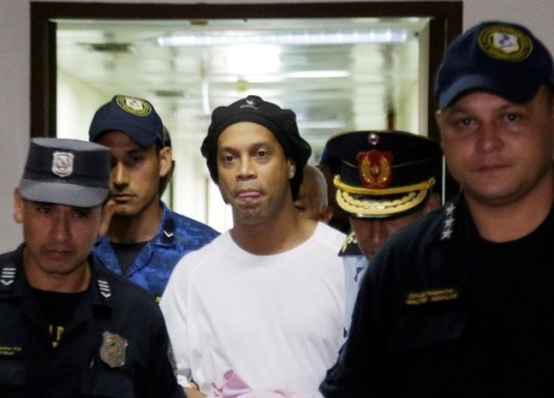 Ronaldinho đối diện với 10 năm tù tại Paraguay