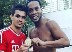 Ronaldinho và bạn tù mổ lợn mừng sinh nhật tuổi 40