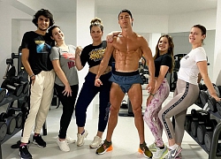 Ronaldo khoe cơ bụng 6 múi khi tập gym cùng gia đình