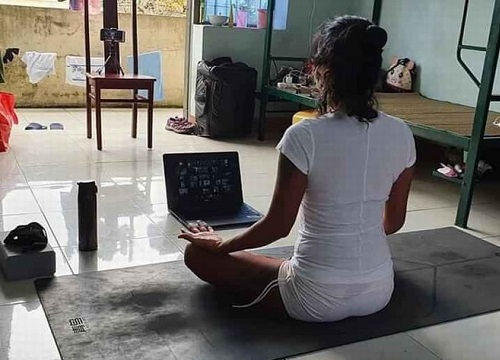 Biến trung tâm cách ly thành... lớp dạy Yoga chuyên nghiệp: Mọi người cùng đeo khẩu trang và hào hứng tập thể dục