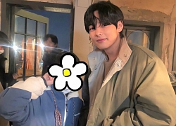 Đến phim trường thăm Park Seo Joon, V (BTS) khiến netizen "gào thét" vì nhan sắc thật: Khách mời thôi mà lấn át cả dàn cast "Itaewon Class"?