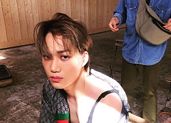 Kai (EXO) thích trang điểm đậm, diện trang phục nữ tính