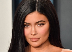 Sau 1 năm, Kylie Jenner mới tiết lộ lý do gây sốc khi vắng mặt tại PFW năm ngoái: "Tôi đã bị hộc máu mồm!"