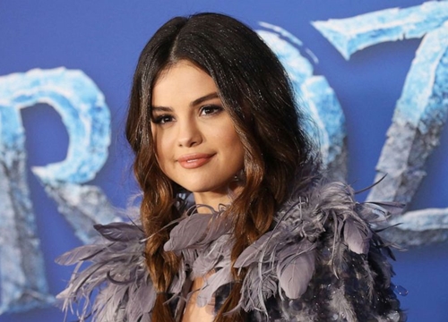 Selena Gomez diện váy lụa hờ hững khoe vũ đạo gợi cảm nhưng vòng 2 mới gây chú ý