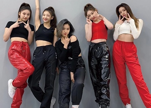 Yuna (ITZY) đang làm gì thế này: Hết "liếc mắt đưa tình" với Lia lại hôn má Ryujin đáng yêu quá thể trong "WANNABE" version nhẹ nhàng êm ái